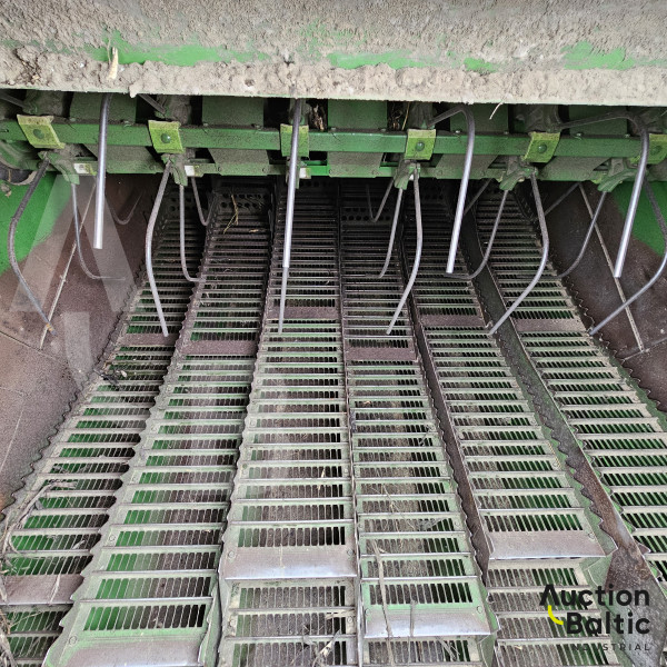 John Deere 2266