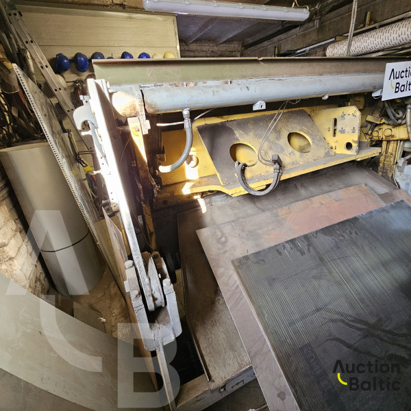 Sheet metal cutting machine