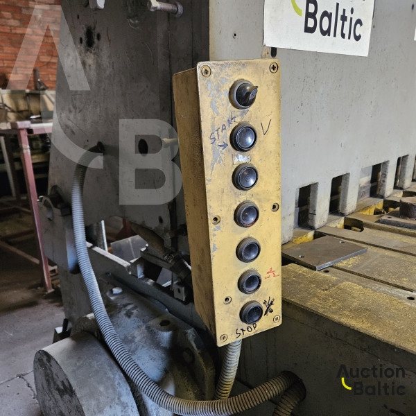 Sheet metal cutting machine