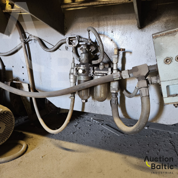 Sheet metal cutting machine