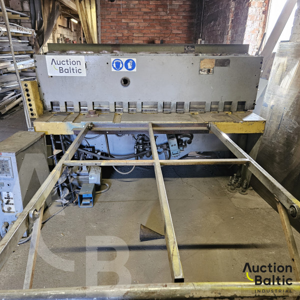 Sheet metal cutting machine