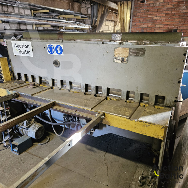 Sheet metal cutting machine
