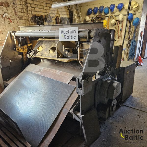 Sheet metal cutting machine