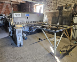 Sheet metal cutting machine