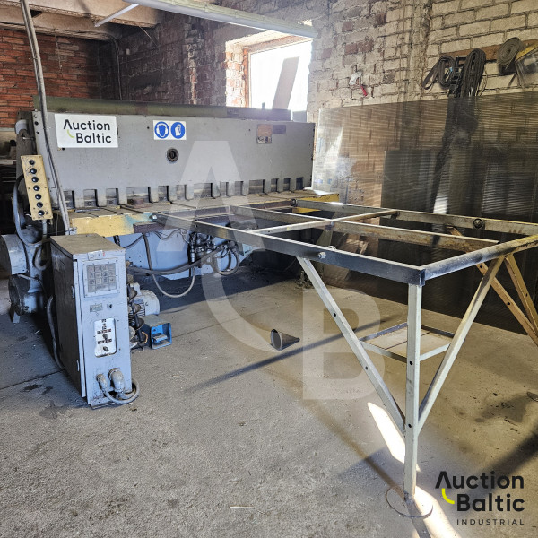 Sheet metal cutting machine
