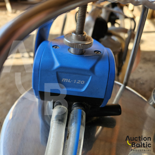 Cow milking machine