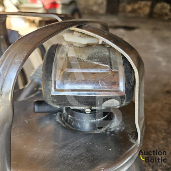 Cow milking machine