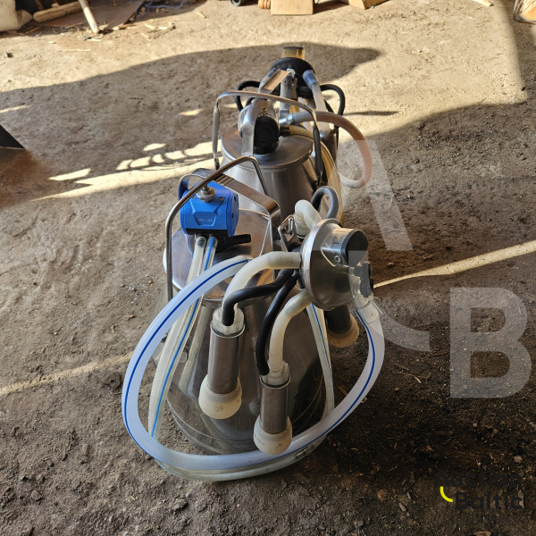 Cow milking machine