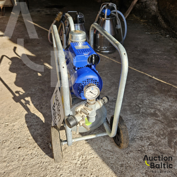 Cow milking machine
