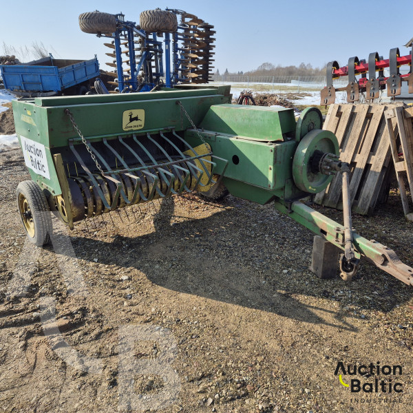 John Deere CB 300