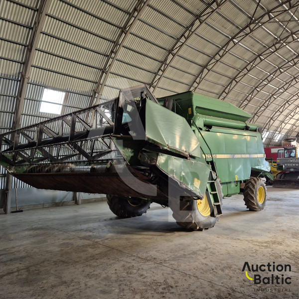 John Deere 2058