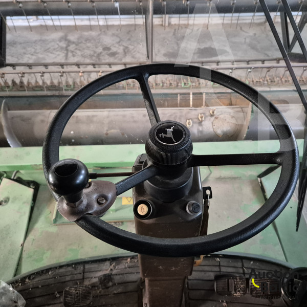 John Deere 2058
