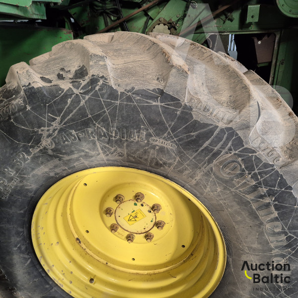 John Deere 2058