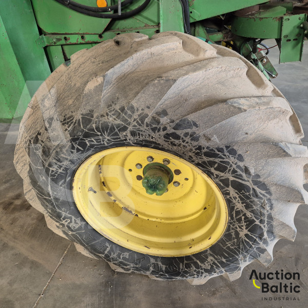 John Deere 2058