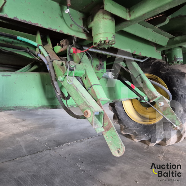 John Deere 2058
