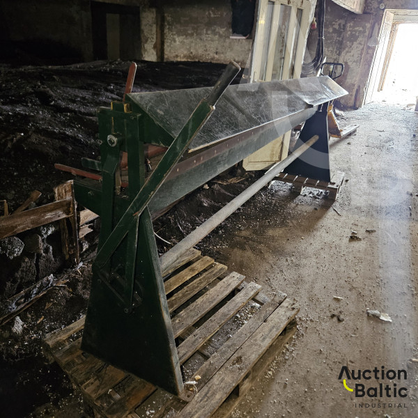 Sheet metal cutting machine