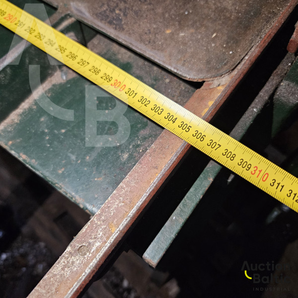 Sheet metal cutting machine