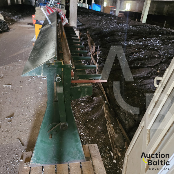 Sheet metal cutting machine