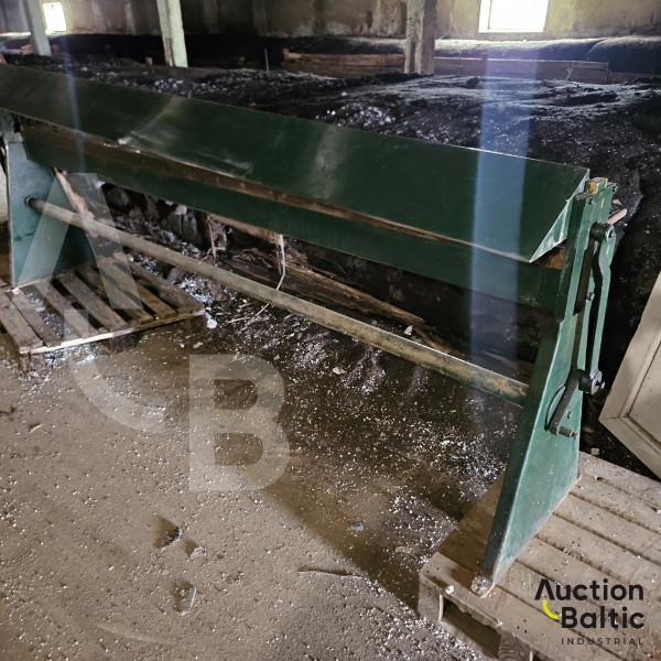 Sheet metal cutting machine