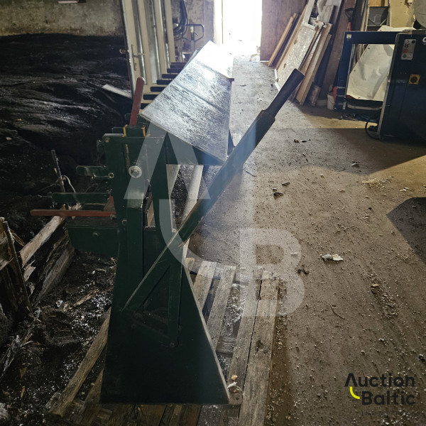 Sheet metal cutting machine