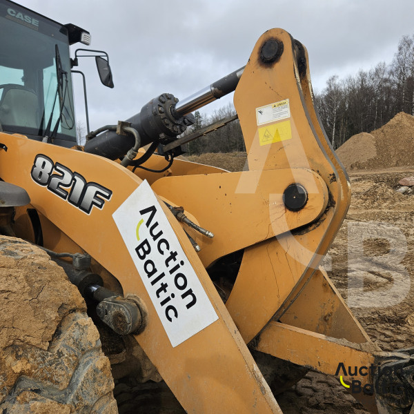 CASE 821 F