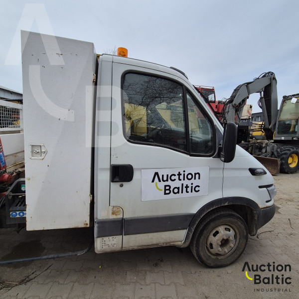 Iveco 35C 12 with HDS