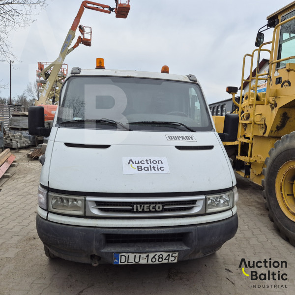 Iveco 35C 12 with HDS