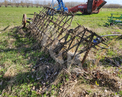 Soil leveling beam