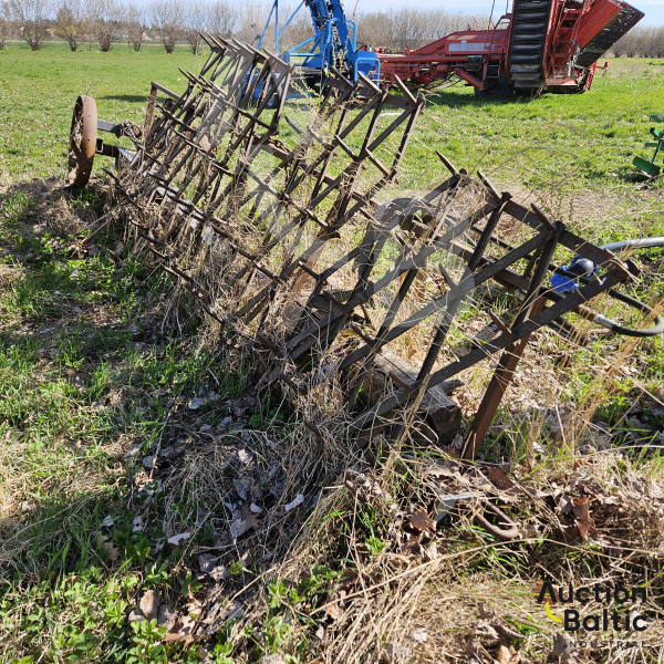 Soil leveling beam