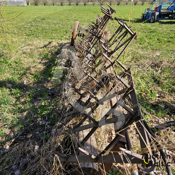 Soil leveling beam