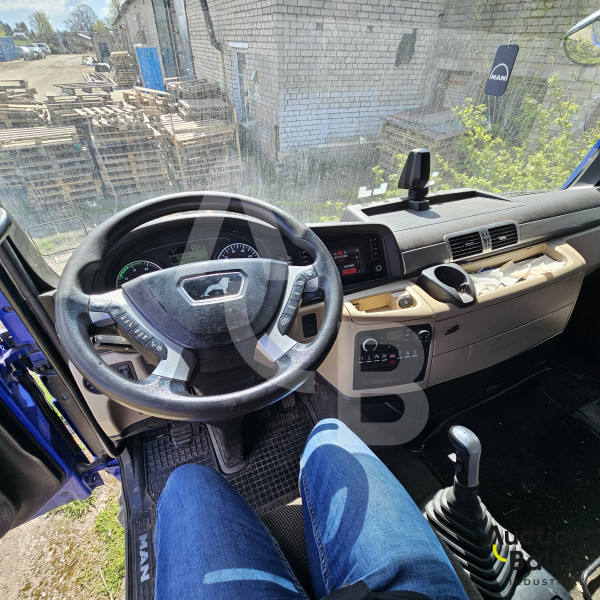 MAN TGX 18.460 + MCCAULEY 3136