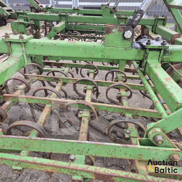Laumetris field cultivator