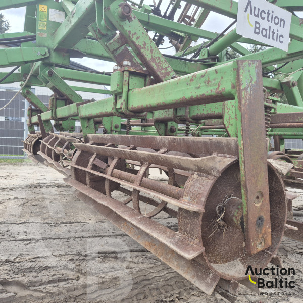 Laumetris field cultivator