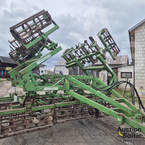 Laumetris field cultivator