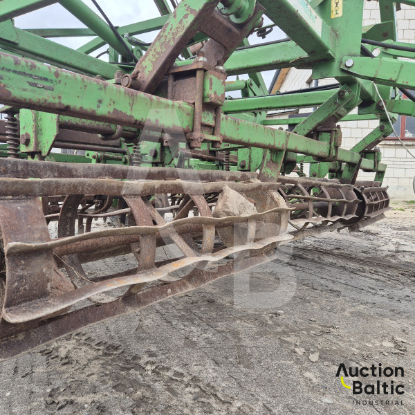 Laumetris field cultivator