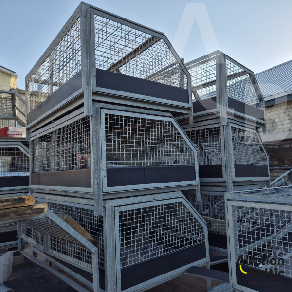 Animal cages (35 units)