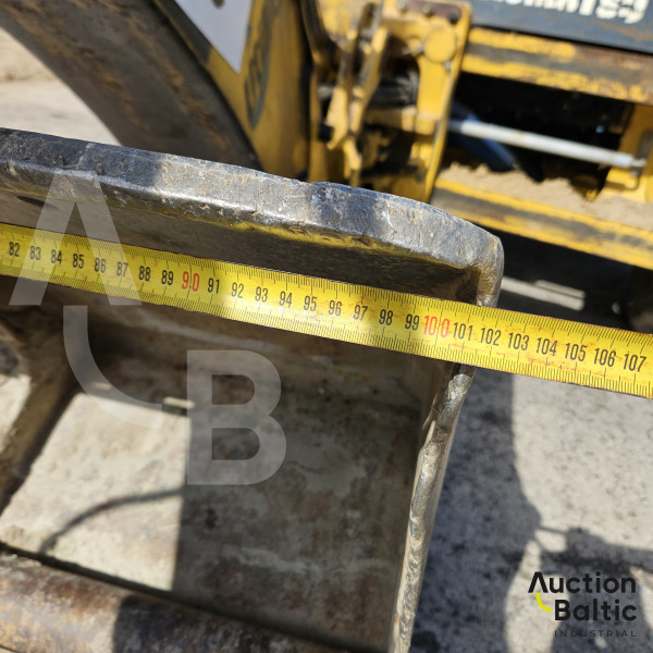 Komatsu WB93S-5