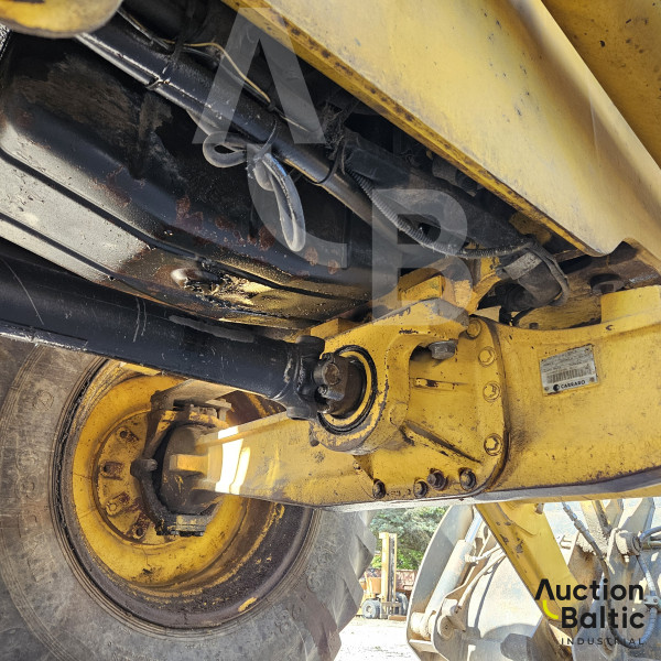 Komatsu WB93S-5