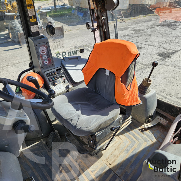 Komatsu WB93S-5