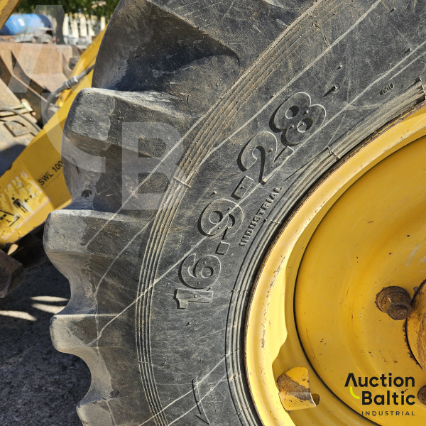 Komatsu WB93S-5