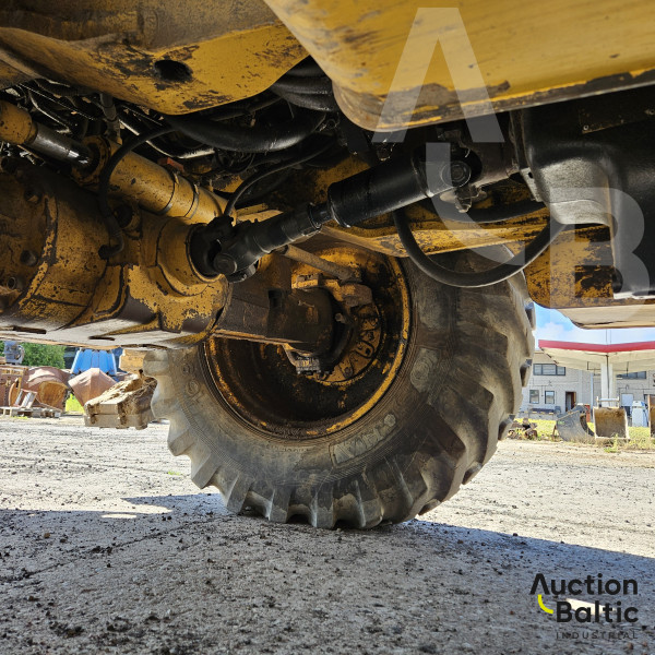 Komatsu WB93S-5