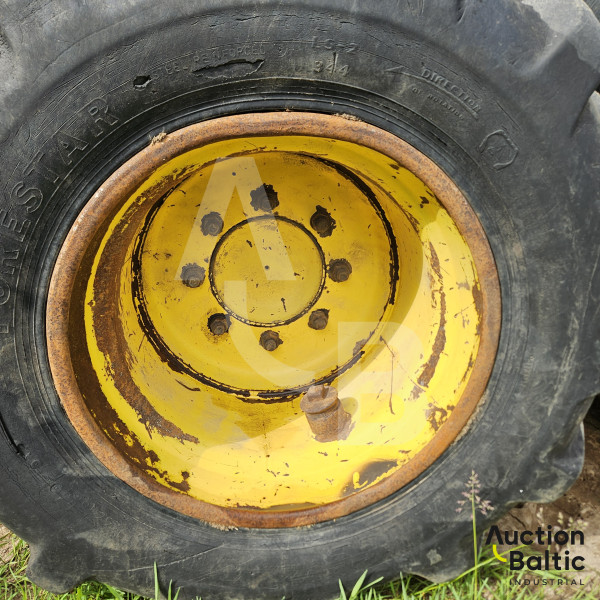 John Deere 810 D
