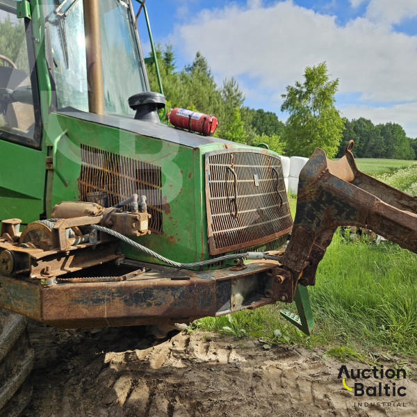 John Deere 810 D