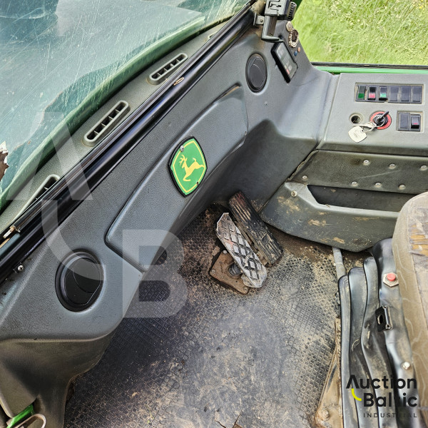 John Deere 810 D