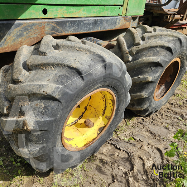 John Deere 810 D