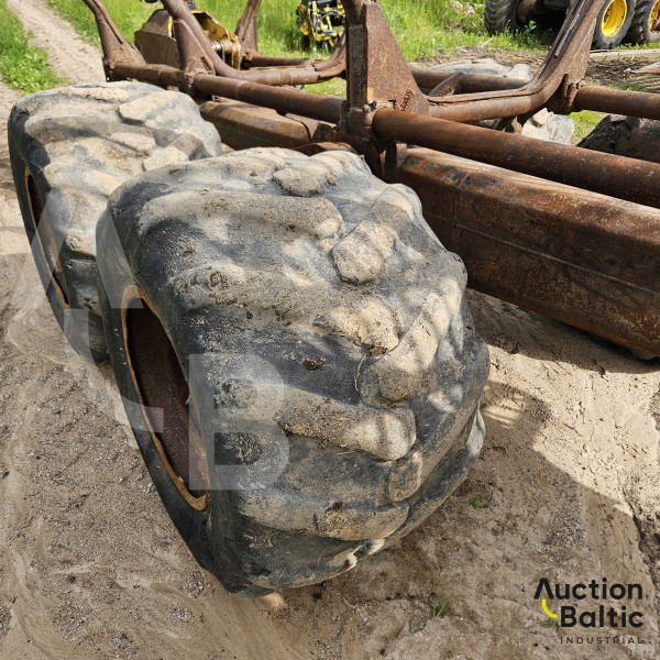 John Deere 810 D
