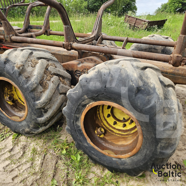 John Deere 810 D